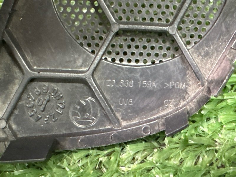 Кнопка стеклоподъемника с решеткой динамика Skoda Octavia A5