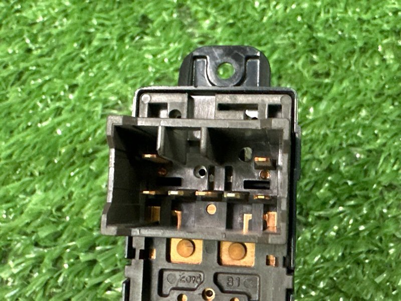 Кнопка стеклоподъемника Hyundai I20