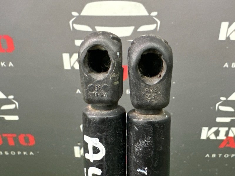 Упор крышки багажника Mitsubishi Outlander