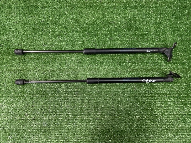 Упор крышки багажника Kia Ceed 1