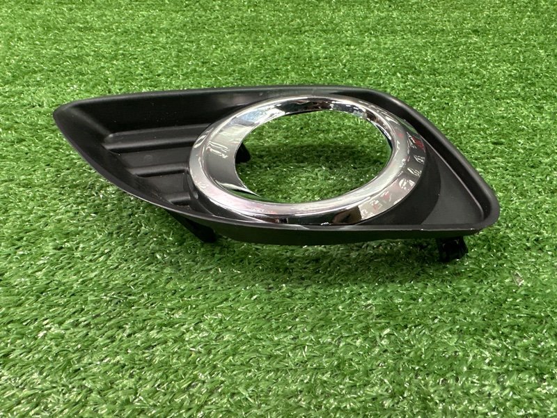 Накладка противотуманной фары Toyota Camry