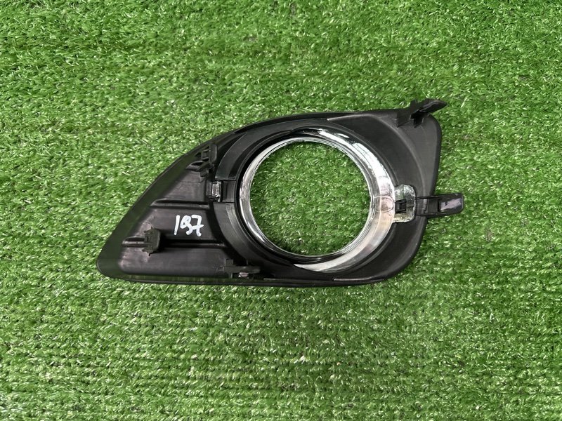 Накладка противотуманной фары Toyota Camry