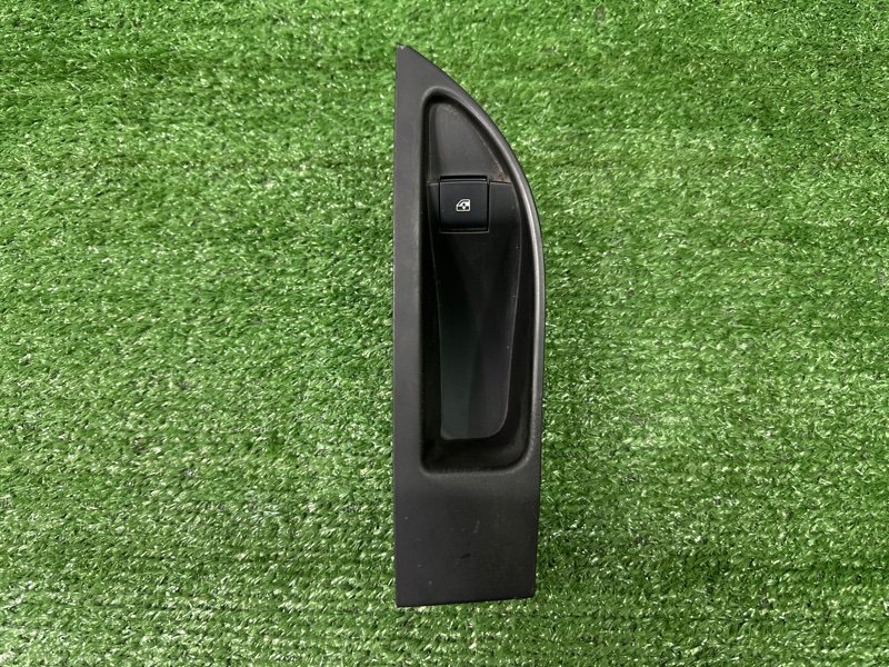 Кнопка стеклоподъемника Opel Astra J