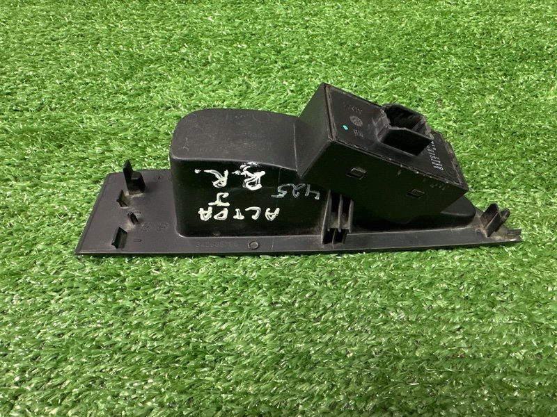 Кнопка стеклоподъемника Opel Astra J