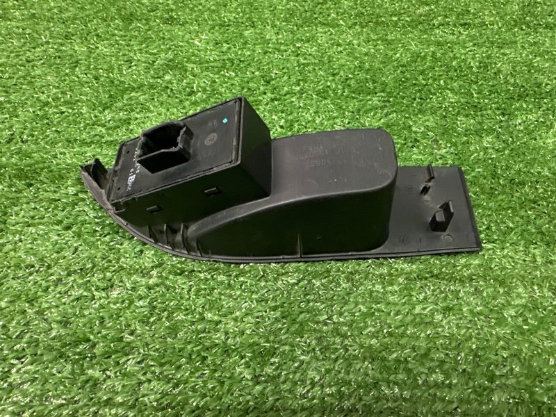 Кнопка стеклоподъемника Opel Astra J