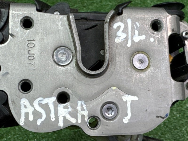 Замок двери Opel Astra J