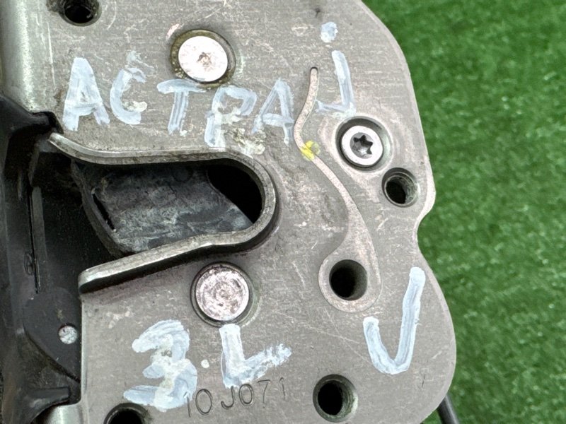 Замок двери Opel Astra J