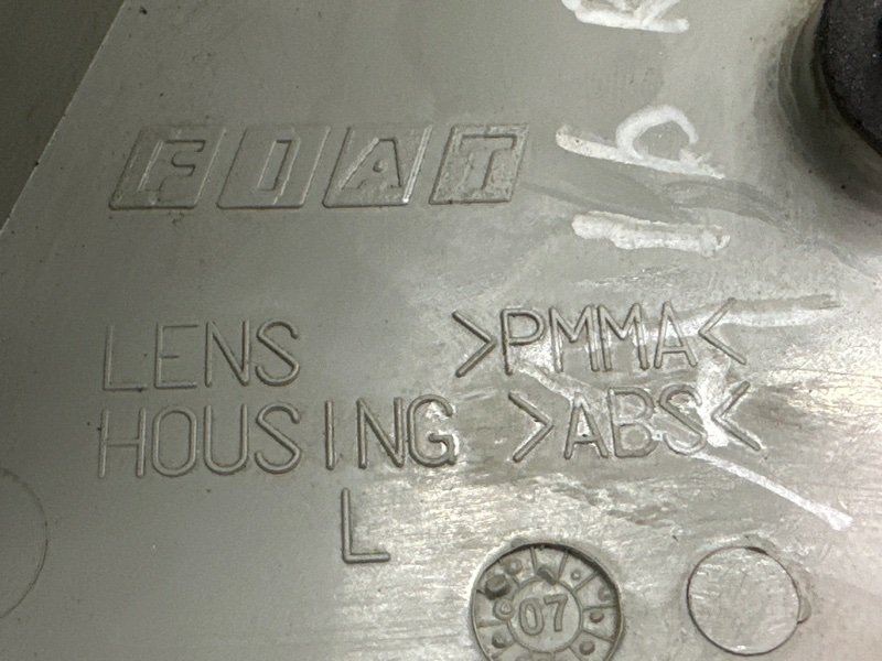 Фонарь в крышку багажника Fiat Albea