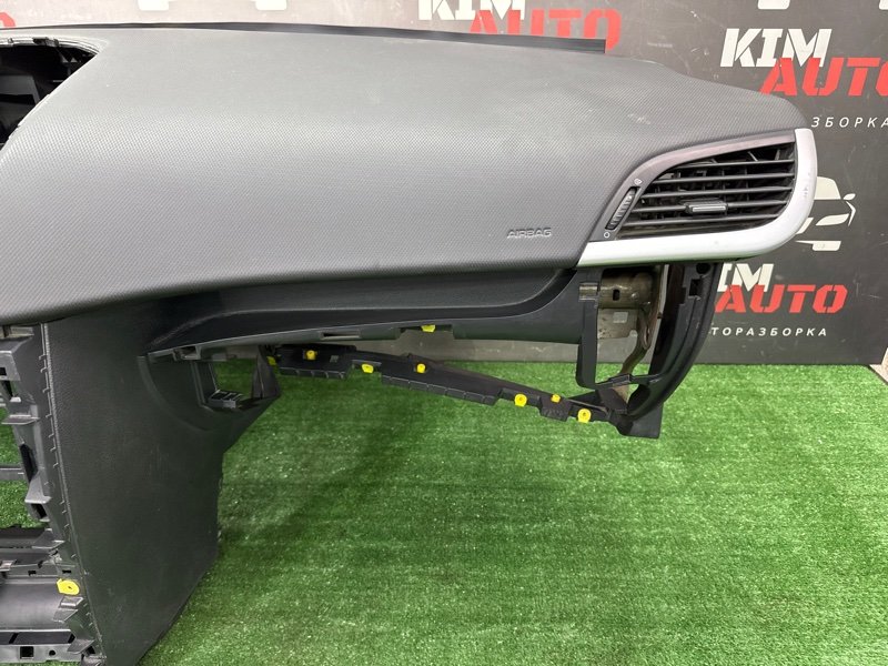 Торпедо Peugeot 207