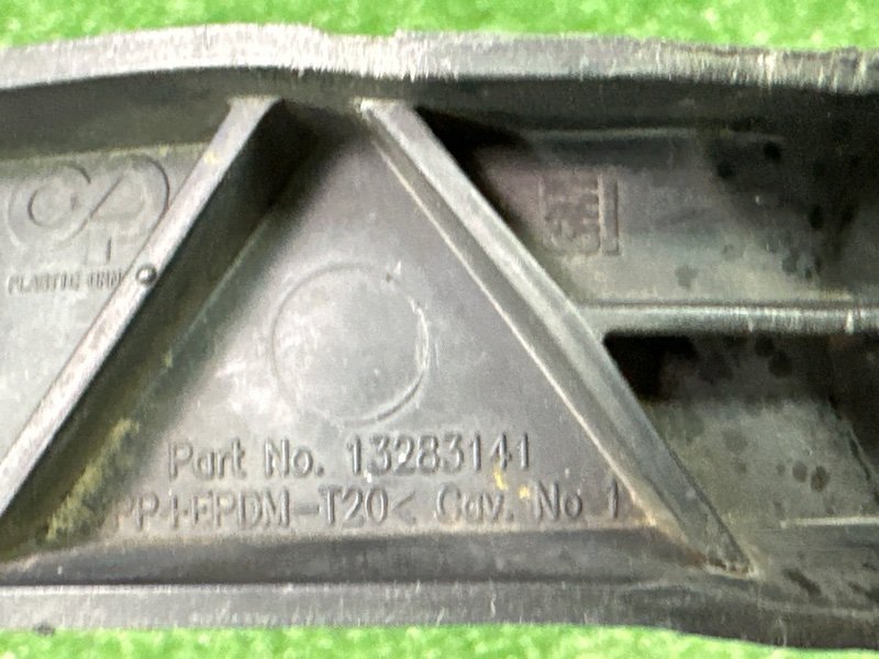 Кронштейн заднего бампера центральный Opel Astra J