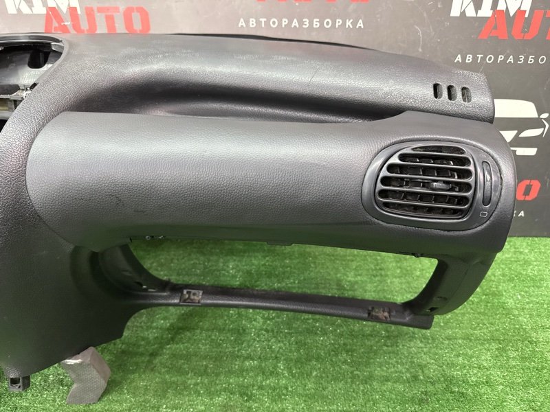 Торпедо Peugeot 206