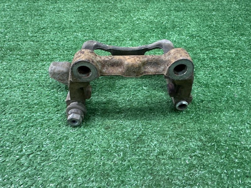 Скоба суппорта Skoda Octavia A5