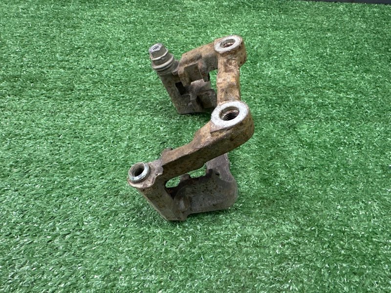 Скоба суппорта Skoda Octavia A5