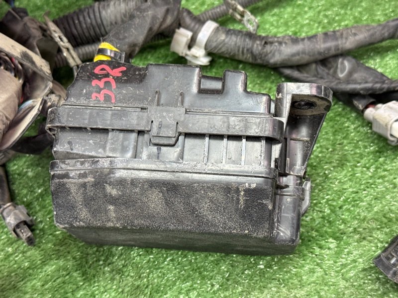 Проводка моторного отсека с блоком предохранителей Mitsubishi Outlander 3