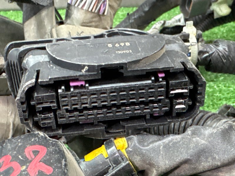 Проводка моторного отсека с блоком предохранителей Mitsubishi Outlander 3