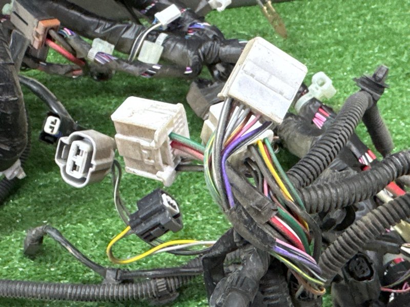 Проводка моторного отсека с блоком предохранителей Mitsubishi Outlander 3