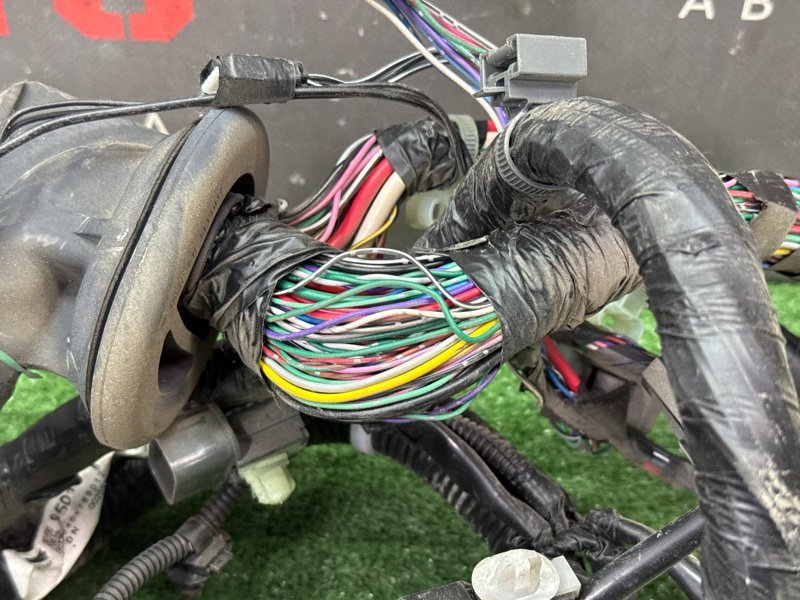 Проводка моторного отсека с блоком предохранителей Mitsubishi Outlander 3