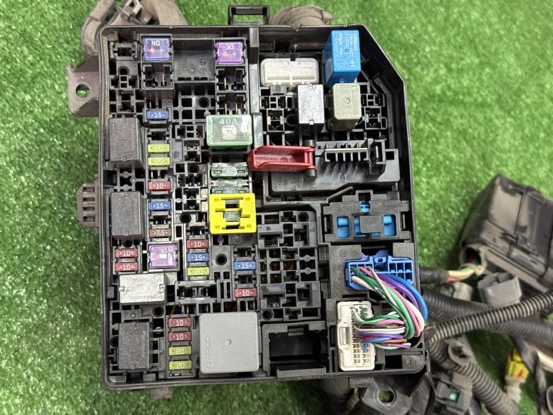 Проводка моторного отсека с блоком предохранителей Mitsubishi Outlander 3