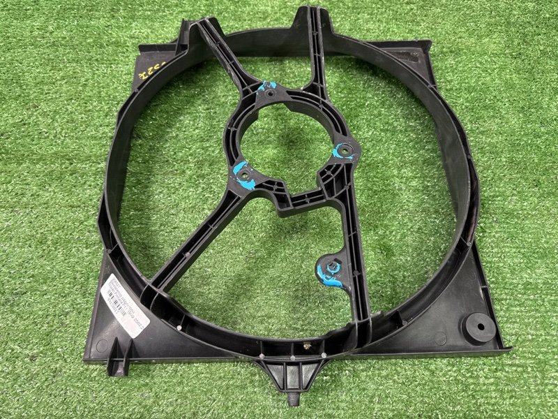 Диффузор вентилятора Nissan Primera P11