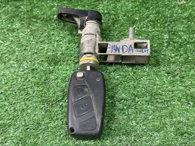 Личинка замка двери с ключом Fiat Panda