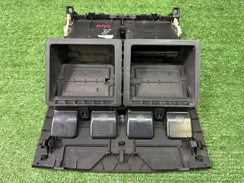 Дефлектор отопителя центральный Peugeot 407