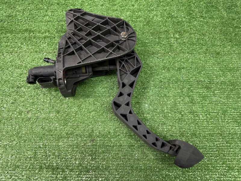 Педаль сцепления Skoda Octavia A5