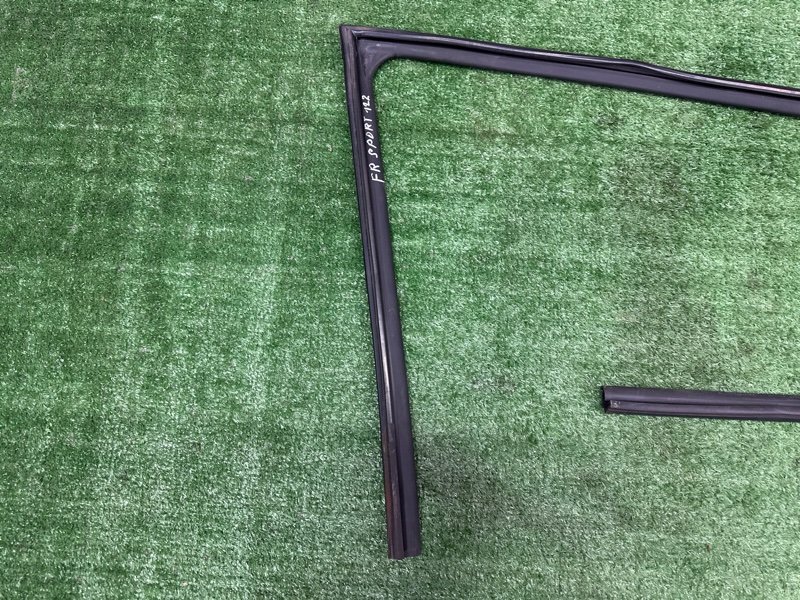 Уплотнитель стекла направляющий Kia Sportage 3 2015 SL