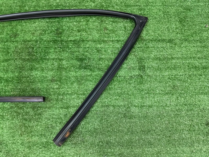 Уплотнитель стекла направляющий Kia Sportage 3 2015 SL