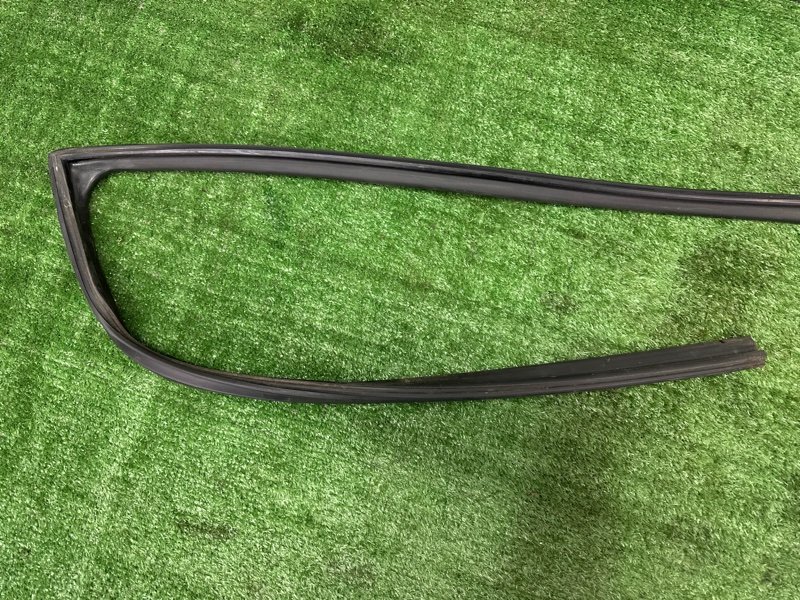 Уплотнитель стекла направляющий Kia Sportage 3 2015 SL