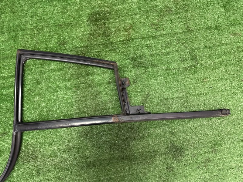 Уплотнитель стекла направляющий Kia Sportage 3 2015 SL