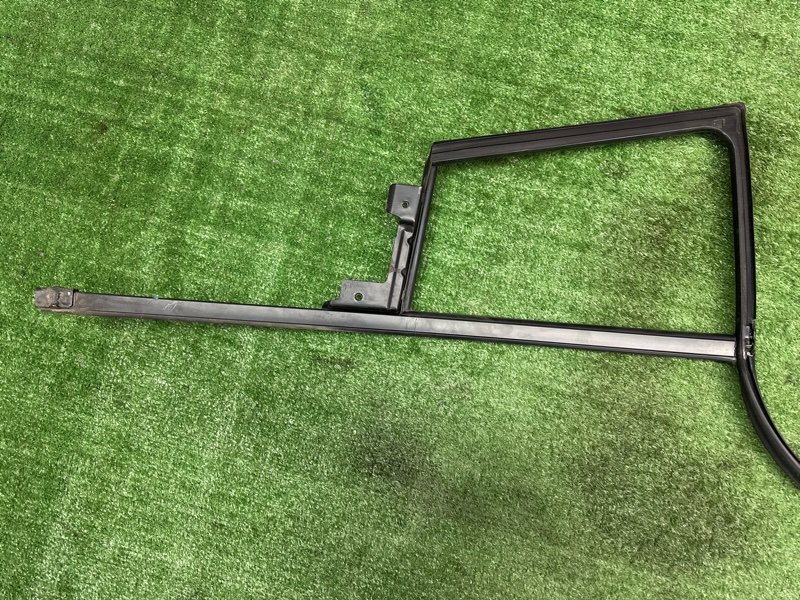 Уплотнитель стекла направляющий Kia Sportage 3 2015 SL