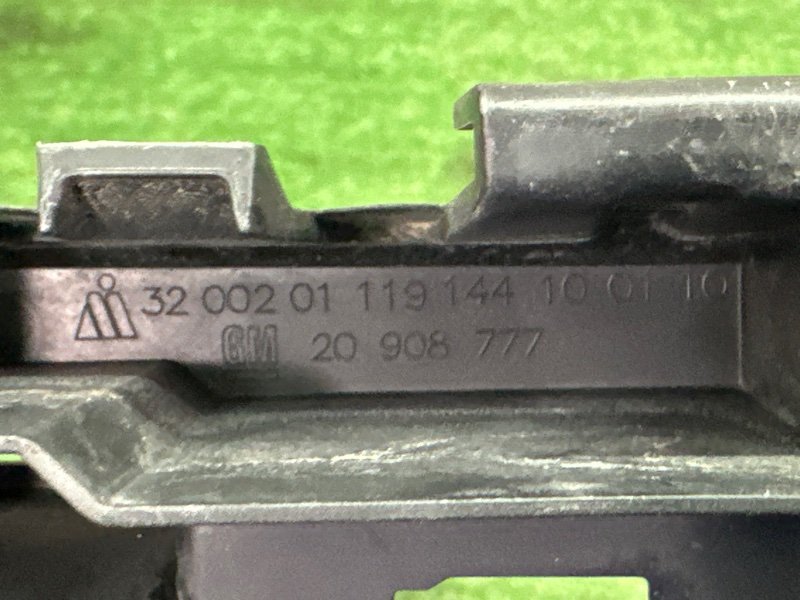 Кронштейн заднего бампера центральный Opel Astra