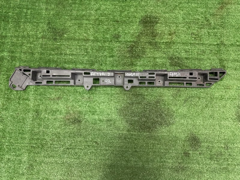 Кронштейн заднего бампера центральный Opel Astra