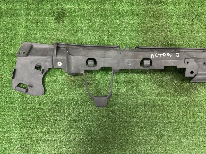 Кронштейн заднего бампера центральный Opel Astra