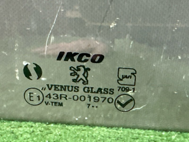 Стекло двери Peugeot 206