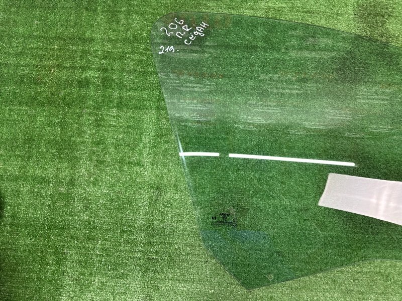 Стекло двери Peugeot 206