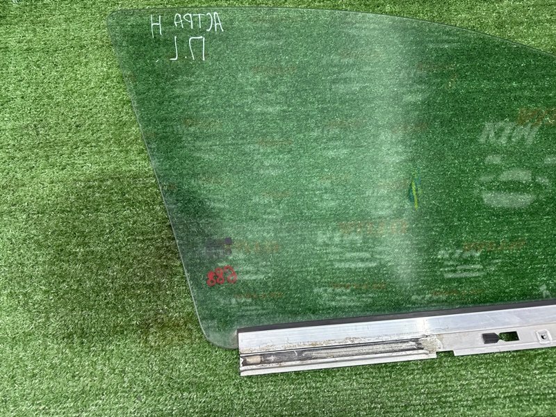 Стекло двери Opel Astra H