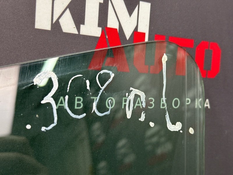 Стекло двери Peugeot 308