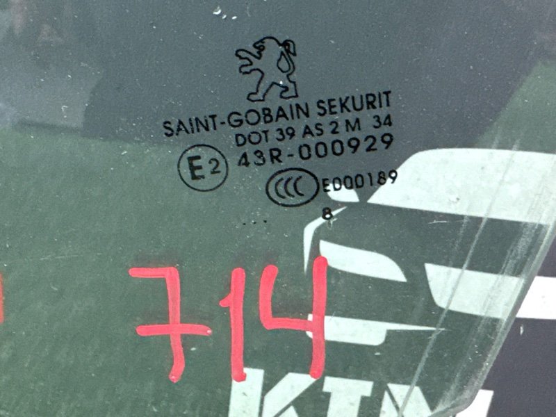 Стекло двери Peugeot 308