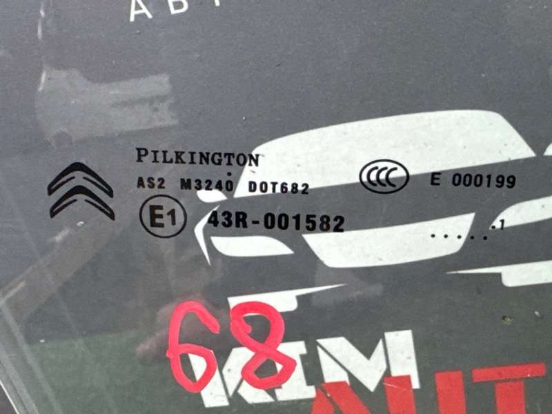 Стекло двери Citroen C4