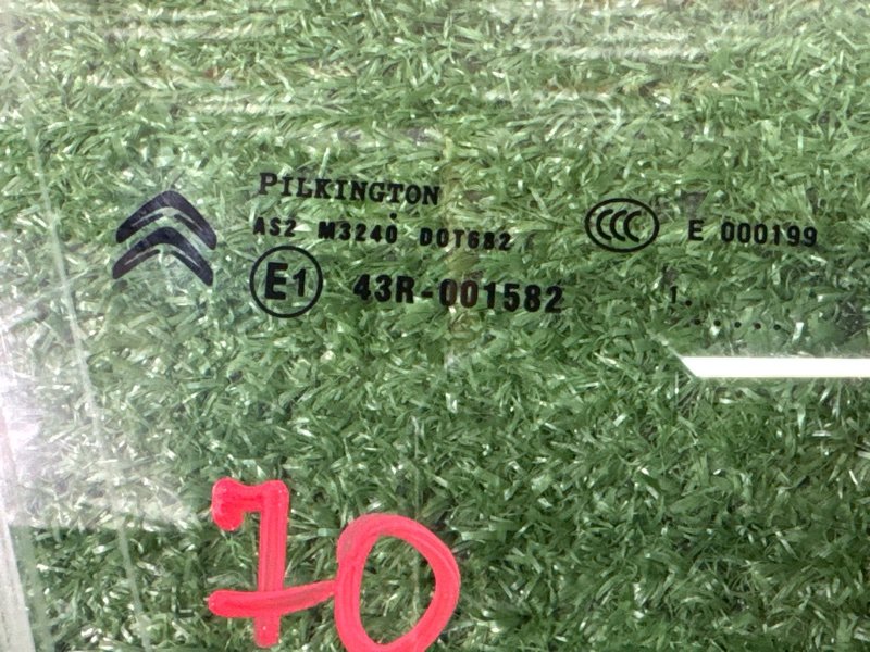 Стекло двери Citroen C4