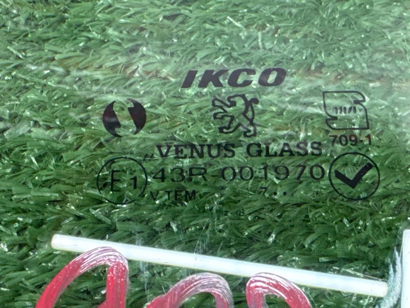 Стекло двери Peugeot 206