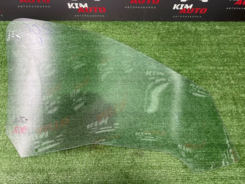 Стекло двери Peugeot 206