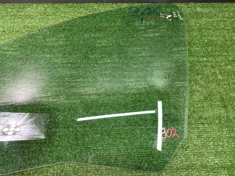 Стекло двери Peugeot 206