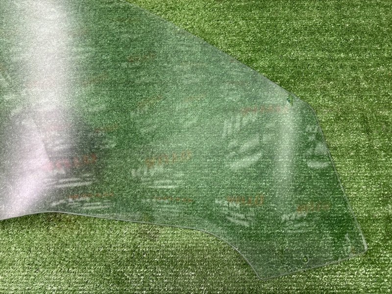 Стекло двери Peugeot 206