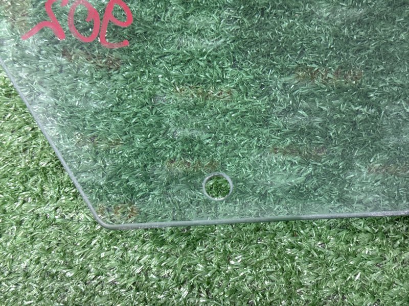 Стекло двери Peugeot 206