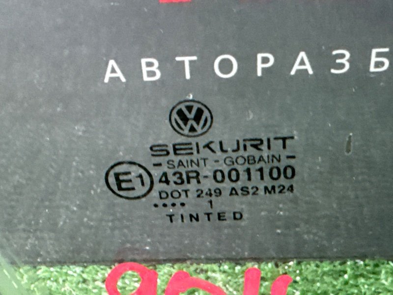 Стекло двери Volkswagen Polo
