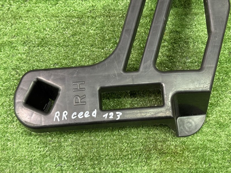 Кронштейн бампера Kia Ceed 2 2015 SW