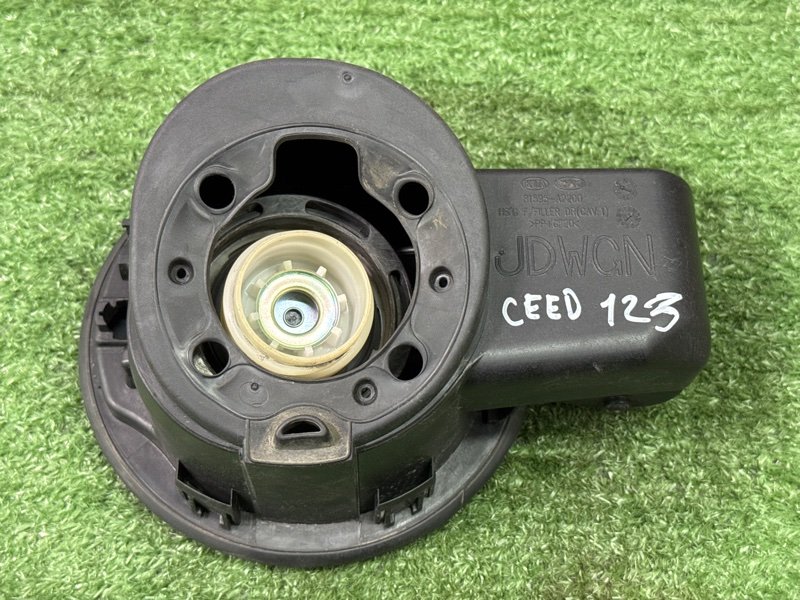 Лючок бензобака Kia Ceed 2 2015 SW