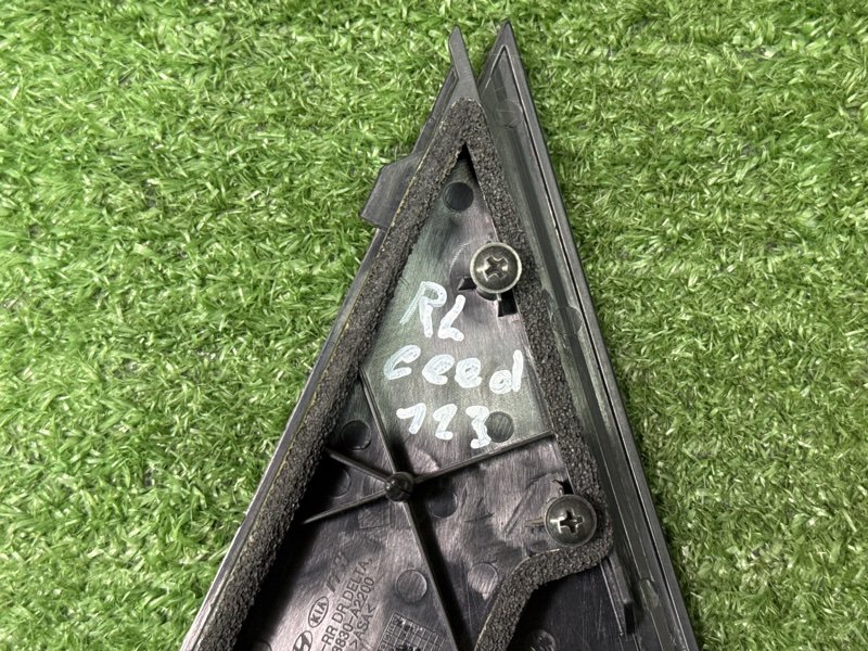 Накладка двери треугольник Kia Ceed 2 2015 SW